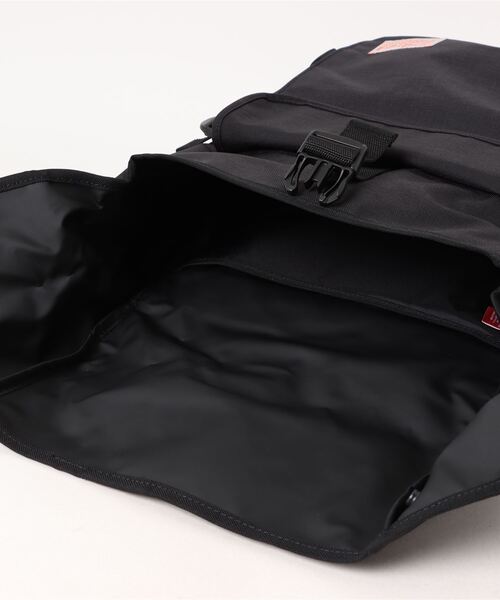 Manhattan Portage(マンハッタンポーテージ)の「Silvercup Backpack Vinyl Lining Lauren Martin(バックパック/リュック・メンズ・ブラック・MEDIUM)」の6枚目の写真