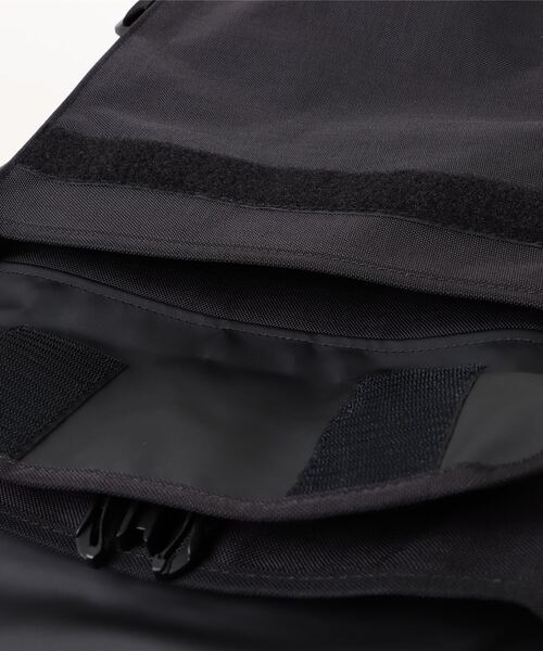 Manhattan Portage(マンハッタンポーテージ)の「Silvercup Backpack Vinyl Lining Lauren Martin(バックパック/リュック・メンズ・ブラック・MEDIUM)」の7枚目の写真