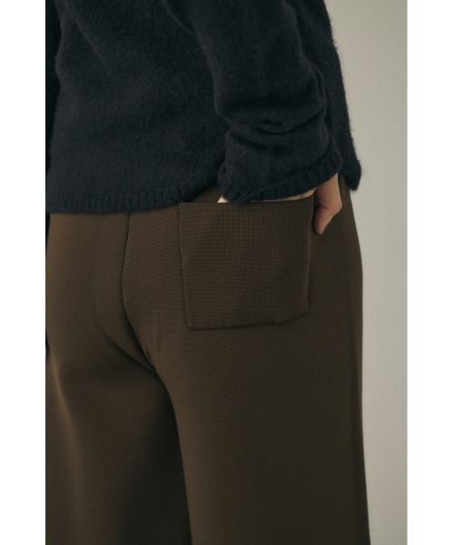 M_（エムアンダーバー）の「リサイクルポリエステル×オーガニックコットンのダブルフェイス織り ニットルーズパンツ（スラックス・レディース・ダークブラウン/ライトグレー・1/2）」の7枚目の写真