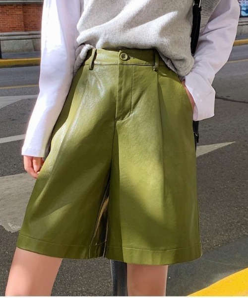 H.TOKYO(エイチトウキョウ)の「レザーライクハーフパンツ(その他パンツ・レディース・カーキ/ブラック/グリーン・LARGE/MEDIUM/XX-LARGE/X-LARGE)」の1枚目の写真