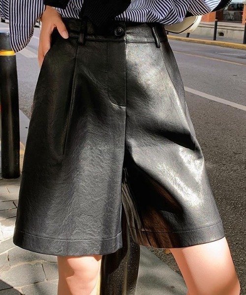 H.TOKYO(エイチトウキョウ)の「レザーライクハーフパンツ(その他パンツ・レディース・カーキ/ブラック/グリーン・LARGE/MEDIUM/XX-LARGE/X-LARGE)」の2枚目の写真