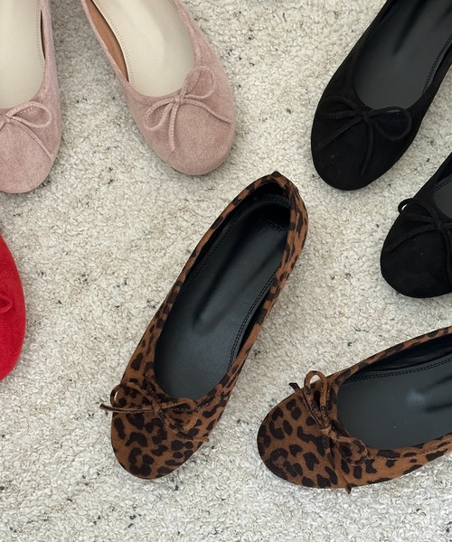 by muni:r（バイ ムニール）の「リボンスエードフラットシューズ（バレエシューズ・レディース・ブラック/レッド/レオパード/ライトピンク/グレイッシュベージュ・23.5cm/24.5cm/23.0cm/24.0cm/25.0cm）」の5枚目の写真