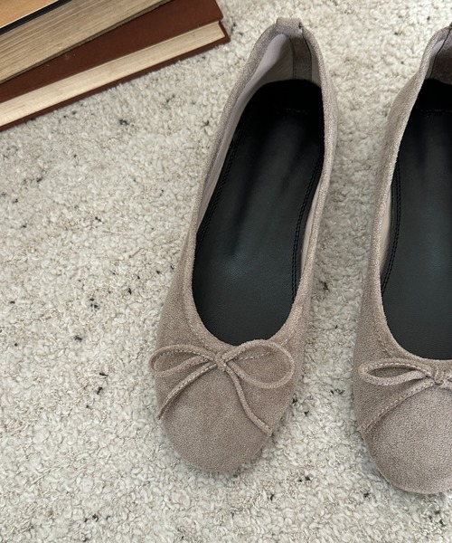 by muni:r（バイ ムニール）の「リボンスエードフラットシューズ（バレエシューズ・レディース・ブラック/レッド/レオパード/ライトピンク/グレイッシュベージュ・23.5cm/24.5cm/23.0cm/24.0cm/25.0cm）」の3枚目の写真
