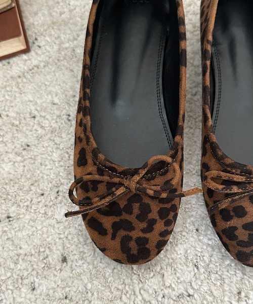 by muni:r（バイ ムニール）の「リボンスエードフラットシューズ（バレエシューズ・レディース・ブラック/レッド/レオパード/ライトピンク/グレイッシュベージュ・23.5cm/24.5cm/23.0cm/24.0cm/25.0cm）」の16枚目の写真