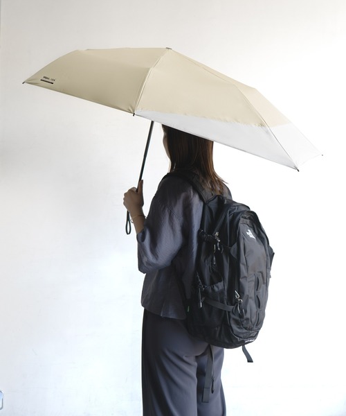 IZA（イーザ）の「完全遮光 IZA【BACKPACK GUARD】 日傘 折りたたみ バックパックガード Wpc.（折りたたみ傘・メンズ・ホワイト×ブラック/ライトグレー系/ベージュ系その他/ブラック×グレー・FREE）」の4枚目の写真