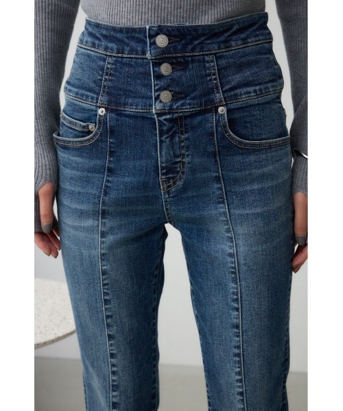 AZUL by moussy(アズールバイマウジー)の「AZUL DENIM ハイウエストボタンフレアデニム(デニムパンツ・レディース・ブルー/ライトブルー・SMALL/MEDIUM)」の21枚目の写真