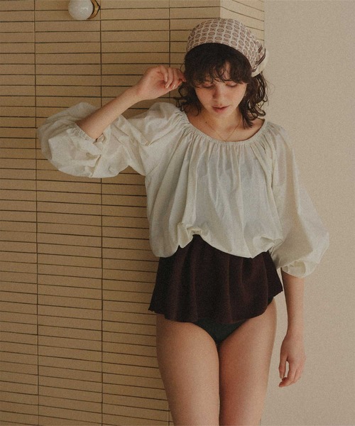 titivate(ティティベイト)の「オフショルダーバルーントップス/ラッシュガード(ラッシュガード・レディース・オフホワイト/ベージュ/ブラック・L/M/S)」の6枚目の写真