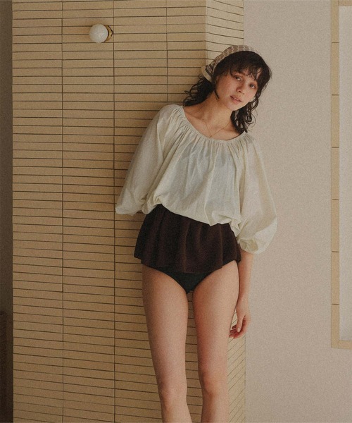 titivate(ティティベイト)の「オフショルダーバルーントップス/ラッシュガード(ラッシュガード・レディース・オフホワイト/ベージュ/ブラック・L/M/S)」の10枚目の写真