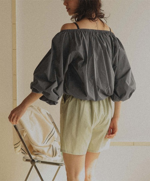 titivate(ティティベイト)の「オフショルダーバルーントップス/ラッシュガード(ラッシュガード・レディース・オフホワイト/ベージュ/ブラック・L/M/S)」の18枚目の写真
