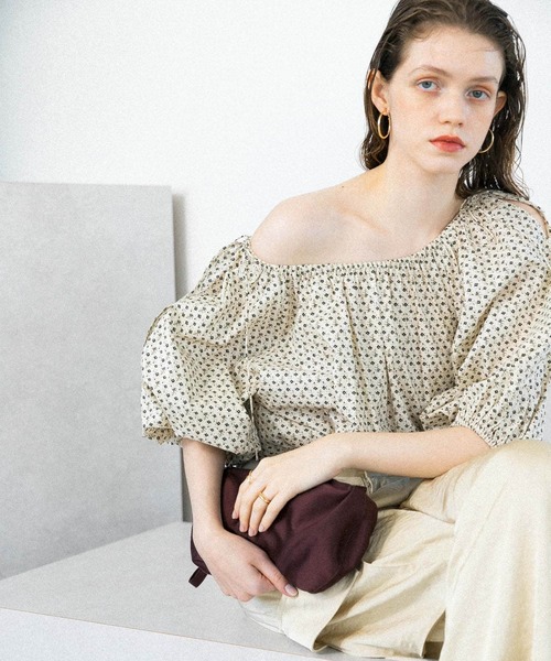 KBF（ケイビーエフ）の「2WAYフラワープリントブラウス（シャツ/ブラウス・レディース・ホワイト系その他/グリーン系その他/ブラック系その他・ONE）」の2枚目の写真