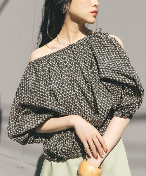 KBF（ケイビーエフ）の「2WAYフラワープリントブラウス（シャツ/ブラウス・レディース・ホワイト系その他/グリーン系その他/ブラック系その他・ONE）」の4枚目の写真