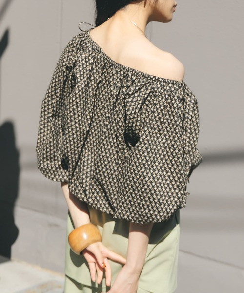 KBF（ケイビーエフ）の「2WAYフラワープリントブラウス（シャツ/ブラウス・レディース・ホワイト系その他/グリーン系その他/ブラック系その他・ONE）」の6枚目の写真