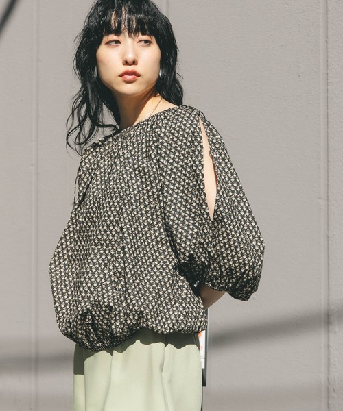 KBF（ケイビーエフ）の「2WAYフラワープリントブラウス（シャツ/ブラウス・レディース・ホワイト系その他/グリーン系その他/ブラック系その他・ONE）」の7枚目の写真