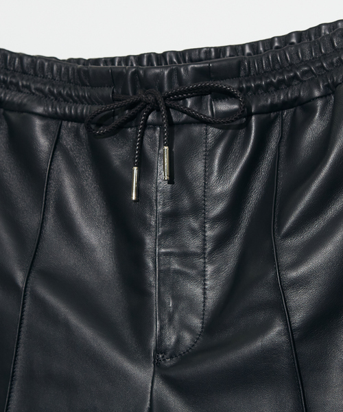 5351 POUR LES HOMMES(ゴーサンゴーイチプールオム)の「【セットアップ対応】レザー スラックス ショートパンツ(デニムパンツ・メンズ・ブラック・44/46/48/50)」の4枚目の写真