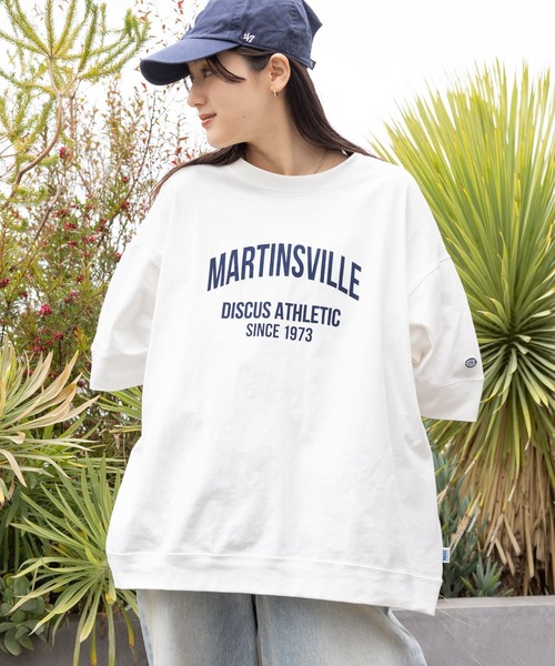 DISCUS ATHLETIC(ディスカス アスレチック)の「【DISCUS/ディスカス】カレッジBIGTシャツ(Tシャツ/カットソー・レディース・ブルー/レッド/グリーン/ホワイト/グレー/ブラック・FREE)」の2枚目の写真