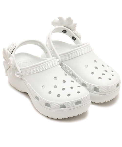crocs(クロックス)の「crocs Classic Platform Bouquet Clog / クロックス クラッシック プラットフォーム ブーケット クロッグ(サンダル・レディース・ライトグレー・23.0cm/24.0cm/22.0cm/25.0cm)」の1枚目の写真