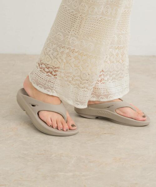 OOFOS（ウーフォス）の「OOFOS　OOriginal（サンダル・レディース・ベージュ/ブラック/グレー/カーキ・6/7/8/5）」の19枚目の写真