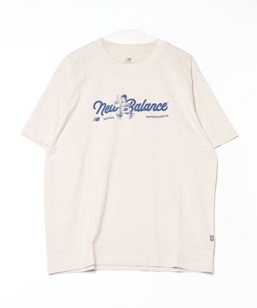 NEW BALANCE(ニューバランス)の「【別注】ニューバランス New Balance スーベニアショッパースクリプトTシャツ_ 限定コラボ(Tシャツ/カットソー・メンズ・オリーブ/サンドグレー・LL/3L/S/M/L)」の1枚目の写真