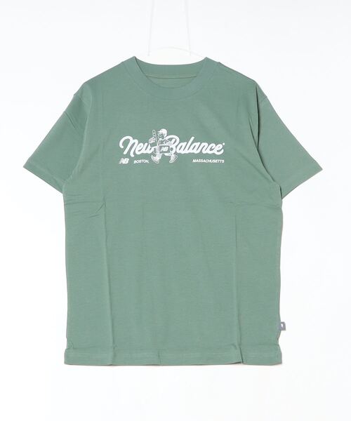 NEW BALANCE(ニューバランス)の「【別注】ニューバランス New Balance スーベニアショッパースクリプトTシャツ_ 限定コラボ(Tシャツ/カットソー・メンズ・オリーブ/サンドグレー・LL/3L/S/M/L)」の2枚目の写真