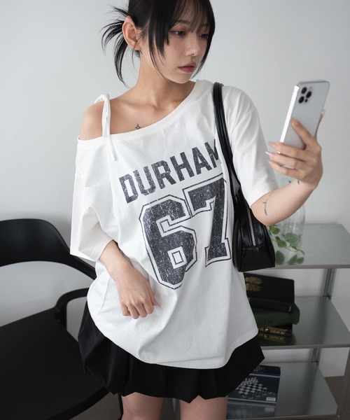 WEGO(ウィゴー)の「WEGO/2WAYグラフィックワンショルBIGT(Tシャツ/カットソー・レディース・その他4/ホワイト/その他1/その他2/その他3/その他5/ネイビー/その他8/その他7/その他6/その他10/その他9/その他12/ブラウン/その他11・FREE)」の2枚目の写真