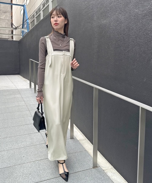 フェラガモ　ベージュ×シルバー　上品　細め　ベルト　ワンピース　ドレス　パンツ e3247_750_r.jpg
