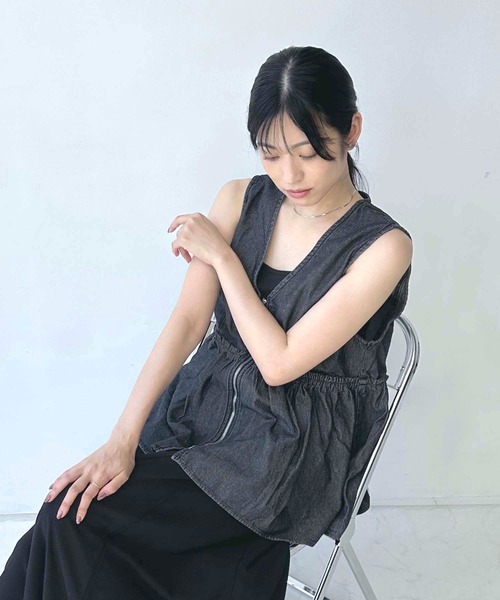 AS KNOW AS plus(アズノゥアズプラス)の「●ぺプラムジップVネックベスト(ベスト・レディース・ブルー系/ベージュ/ブラック系/ブラック/グレー系その他・FREE)」の3枚目の写真