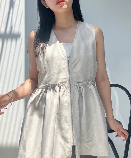 AS KNOW AS plus(アズノゥアズプラス)の「●ぺプラムジップVネックベスト(ベスト・レディース・ブルー系/ベージュ/ブラック系/ブラック/グレー系その他・FREE)」の5枚目の写真