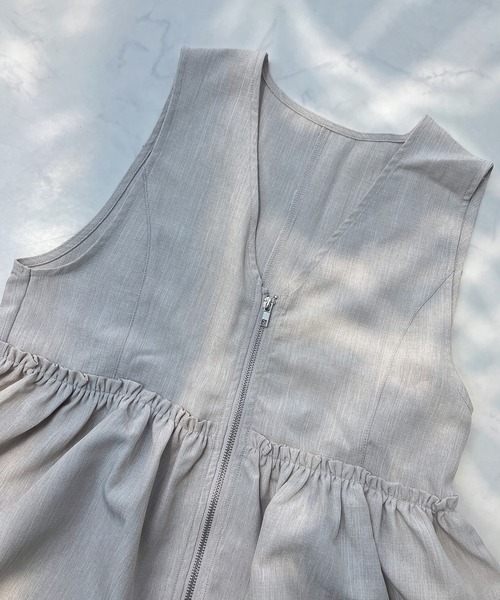 AS KNOW AS plus(アズノゥアズプラス)の「●ぺプラムジップVネックベスト(ベスト・レディース・ブルー系/ベージュ/ブラック系/ブラック/グレー系その他・FREE)」の6枚目の写真