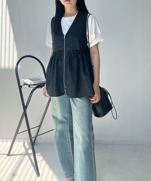 AS KNOW AS plus(アズノゥアズプラス)の「●ぺプラムジップVネックベスト(ベスト・レディース・ブルー系/ベージュ/ブラック系/ブラック/グレー系その他・FREE)」の16枚目の写真