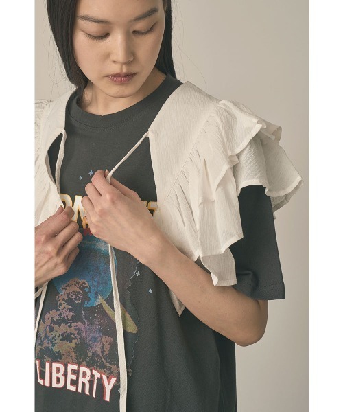 marjour(マージュール)の「DOUBLE RUFFLE COLLAR(ストール/ショール・レディース・オフホワイト/ブラック・FREE)」の2枚目の写真