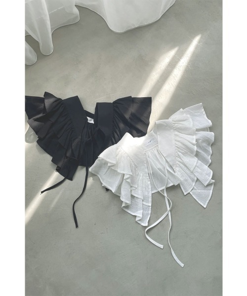 marjour(マージュール)の「DOUBLE RUFFLE COLLAR(ストール/ショール・レディース・オフホワイト/ブラック・FREE)」の1枚目の写真