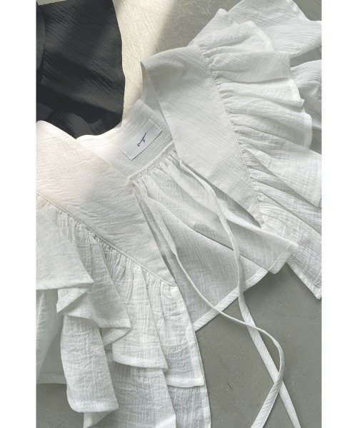 marjour(マージュール)の「DOUBLE RUFFLE COLLAR(ストール/ショール・レディース・オフホワイト/ブラック・FREE)」の4枚目の写真