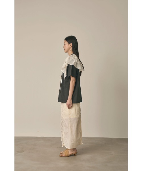 marjour(マージュール)の「DOUBLE RUFFLE COLLAR(ストール/ショール・レディース・オフホワイト/ブラック・FREE)」の6枚目の写真
