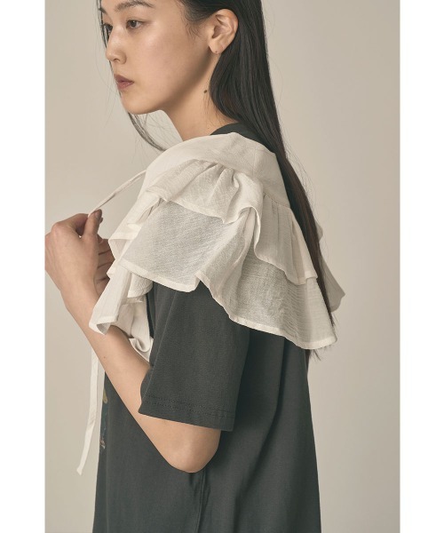 marjour(マージュール)の「DOUBLE RUFFLE COLLAR(ストール/ショール・レディース・オフホワイト/ブラック・FREE)」の7枚目の写真
