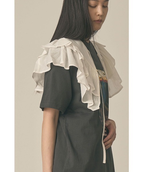marjour(マージュール)の「DOUBLE RUFFLE COLLAR(ストール/ショール・レディース・オフホワイト/ブラック・FREE)」の8枚目の写真