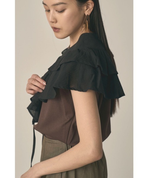 marjour(マージュール)の「DOUBLE RUFFLE COLLAR(ストール/ショール・レディース・オフホワイト/ブラック・FREE)」の10枚目の写真