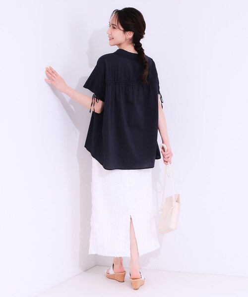 SHOO・LA・RUE（シューラルー）の「【S-LL/ひんやり】後ろ姿も抜かりなく インせず着られる バックギャザーシャツ（シャツ/ブラウス・レディース・ブルー系その他4/ブラック系1/ネイビー/ライトブルー/ダークオレンジ/アイボリー・04/03/02/01）」の20枚目の写真