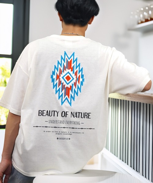 L'atelier(ラトリエ)の「グラフィック デザイン Tシャツ 半袖(Tシャツ/カットソー・メンズ・ブラック系1/ブラック系3/ホワイト系4/ホワイト系6/ブラック系2/ホワイト系3/ブラック系4/ホワイト系5/ホワイト系1/ホワイト系2/ブラック系5/ブラック系6・M/L/LL)」の4枚目の写真