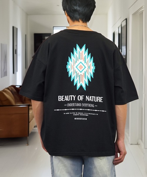 L'atelier(ラトリエ)の「グラフィック デザイン Tシャツ 半袖(Tシャツ/カットソー・メンズ・ブラック系1/ブラック系3/ホワイト系4/ホワイト系6/ブラック系2/ホワイト系3/ブラック系4/ホワイト系5/ホワイト系1/ホワイト系2/ブラック系5/ブラック系6・M/L/LL)」の14枚目の写真