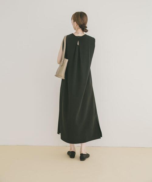 ITEMS URBANRESEARCH（アイテムズ アーバンリサーチ）の「ショルダータックノースリワンピース（ワンピース・レディース・モカ/オフホワイト/ブラック・FREE）」の18枚目の写真
