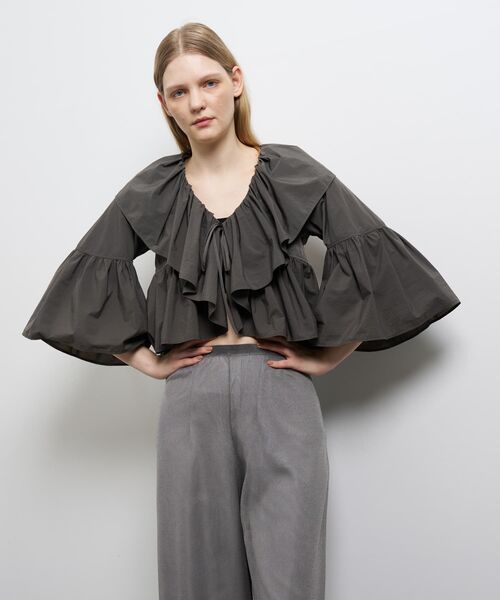 LANVIN en Bleu(ランバンオンブルー)の「撥水速乾ナイロンラッフルブラウス(シャツ/ブラウス・レディース・チャコールグレー/オフホワイト/ブラック・38)」の1枚目の写真