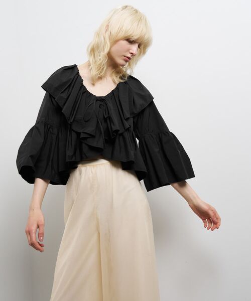 LANVIN en Bleu(ランバンオンブルー)の「撥水速乾ナイロンラッフルブラウス(シャツ/ブラウス・レディース・チャコールグレー/オフホワイト/ブラック・38)」の3枚目の写真