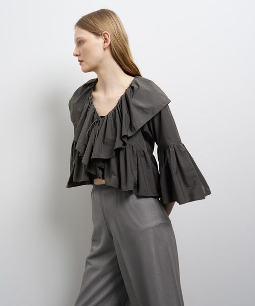 LANVIN en Bleu(ランバンオンブルー)の「撥水速乾ナイロンラッフルブラウス(シャツ/ブラウス・レディース・チャコールグレー/オフホワイト/ブラック・38)」の10枚目の写真