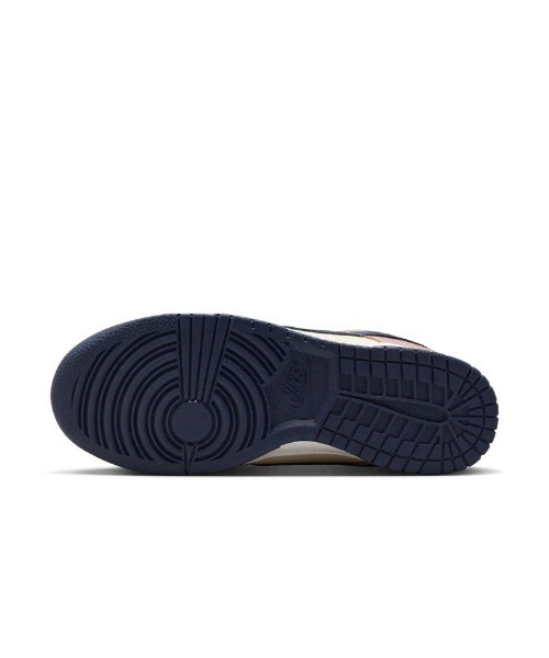 NIKE(ナイキ)の「NIKE Wmns Dunk Low SE(ナイキ ウィメンズ ダンク LOW SE)(スニーカー・レディース・ホワイト系/レッド系・24.5cm/25cm/23cm/23.5cm/24cm)」の19枚目の写真