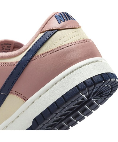 NIKE(ナイキ)の「NIKE Wmns Dunk Low SE(ナイキ ウィメンズ ダンク LOW SE)(スニーカー・レディース・ホワイト系/レッド系・24.5cm/25cm/23cm/23.5cm/24cm)」の21枚目の写真