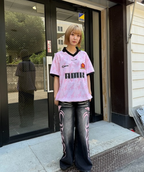 ATMARK(アットマーク)の「《2サイズ展開 / UNISEX 》AMKロゴ ゲームシャツ(Tシャツ/カットソー・メンズ・ホワイト/ネイビー/ブラック/ピンク・LARGE/MEDIUM)」の4枚目の写真