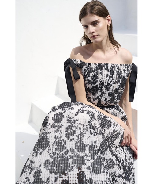 Estella.K(エステラケー)の「Bianca Ribbon Dress オフショルプリントリボンドレス(ワンピース・レディース・ブラック/ブルー・FREE)」の22枚目の写真