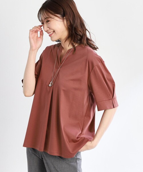 Reflect(リフレクト)の「【すっきり見え!長め丈/マシンウォッシュ可】スキッパーネックジャージトップス(Tシャツ/カットソー・レディース・ブルー/ナチュラル/ワインレッド/ブラック・15 /11/09/07/05/17/13)」の19枚目の写真