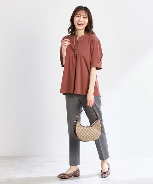 Reflect(リフレクト)の「【すっきり見え!長め丈/マシンウォッシュ可】スキッパーネックジャージトップス(Tシャツ/カットソー・レディース・ブルー/ナチュラル/ワインレッド/ブラック・15 /11/09/07/05/17/13)」の20枚目の写真