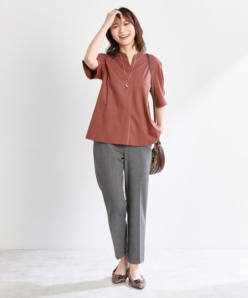 Reflect(リフレクト)の「【すっきり見え!長め丈/マシンウォッシュ可】スキッパーネックジャージトップス(Tシャツ/カットソー・レディース・ブルー/ナチュラル/ワインレッド/ブラック・15 /11/09/07/05/17/13)」の21枚目の写真